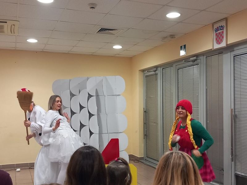 Predstava i Djed Božićnjak razveselili djecu u Komunalcu