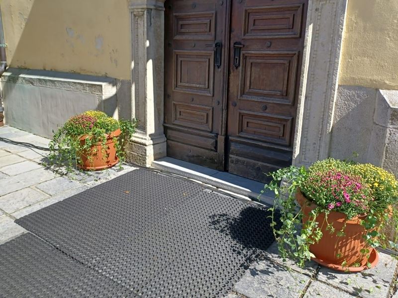 Žardinjere s cvijećem u bojama Samoborske glazbene jeseni