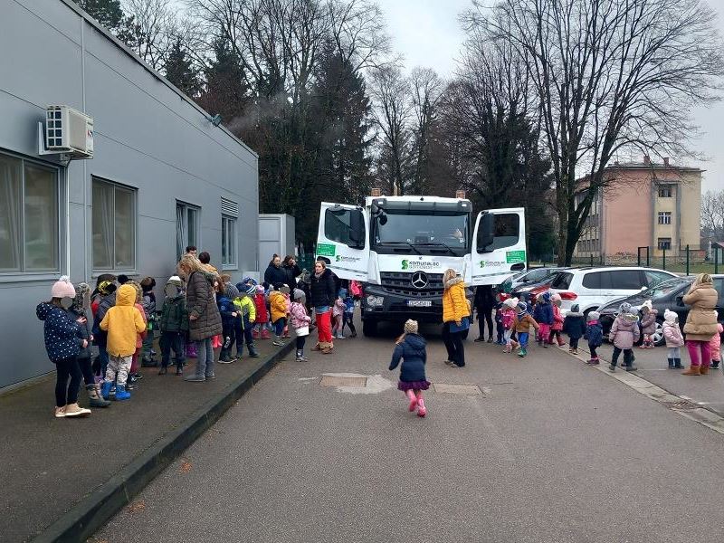 Kamion u vrtiću razveselio djecu