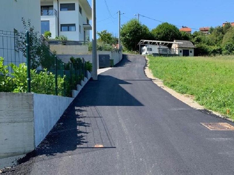 Asfaltiran lijevi odvojak Okićke ulice