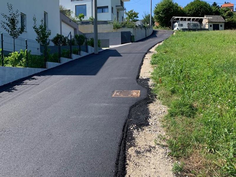 Asfaltiran lijevi odvojak Okićke ulice