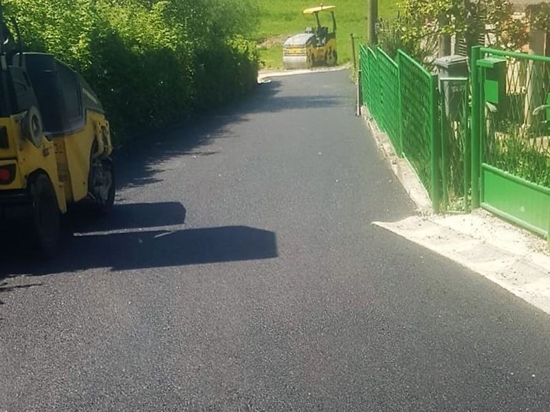Asfaltiran Karlovićev put u Rakovom Potoku