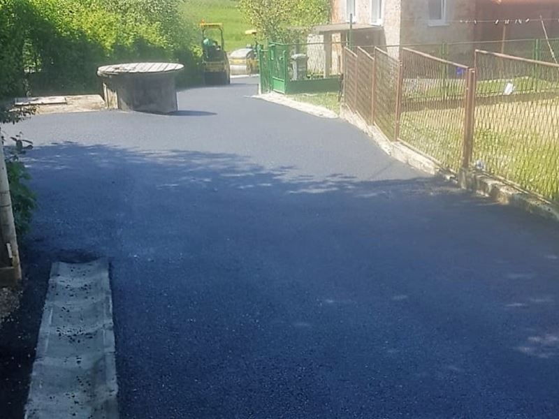 Asfaltiran Karlovićev put u Rakovom Potoku