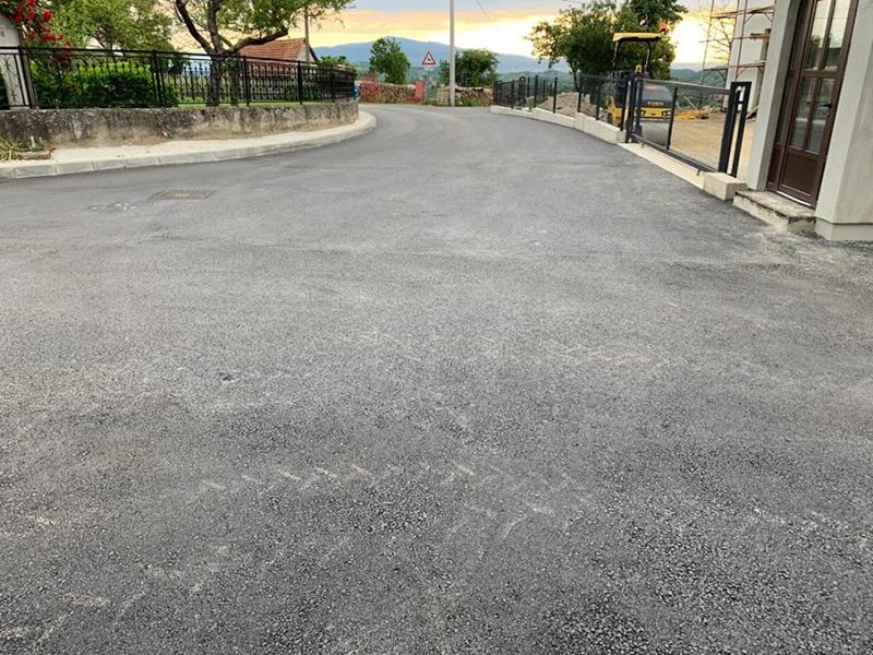 Asfaltirana prometnica u Klakama