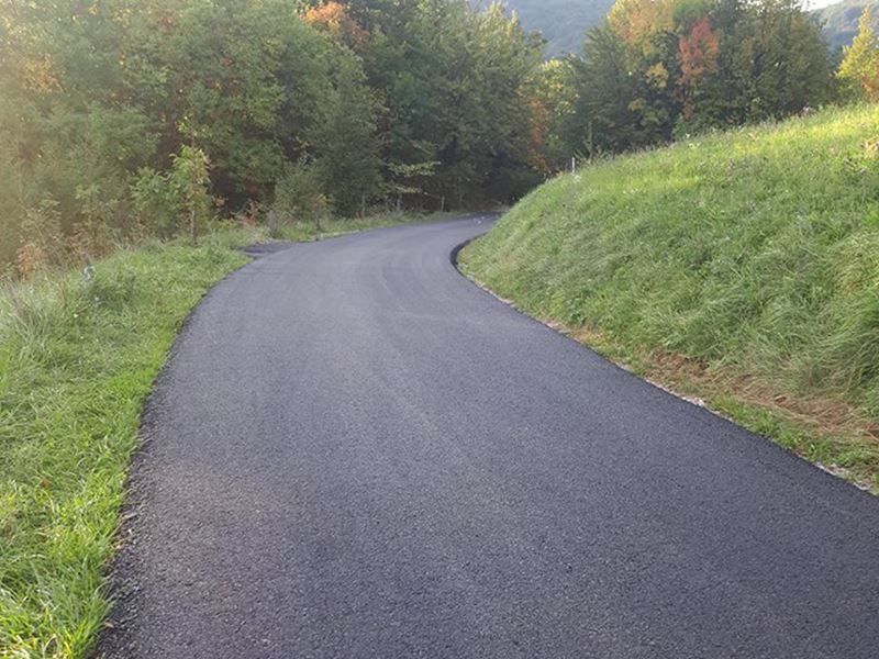 Asfaltirana cesta u Kostanjevcu Podvrškom i nogostup u Gajevoj