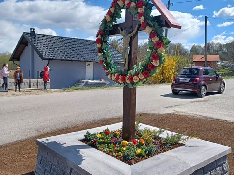 Uređenje križa na Gradskom groblju Otruševec