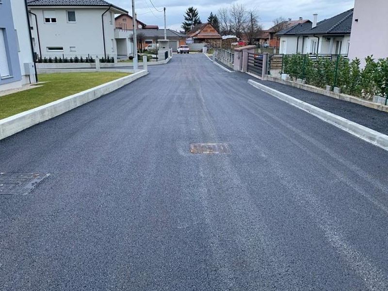 Asfaltiran odvojak u Maloj Jazbini