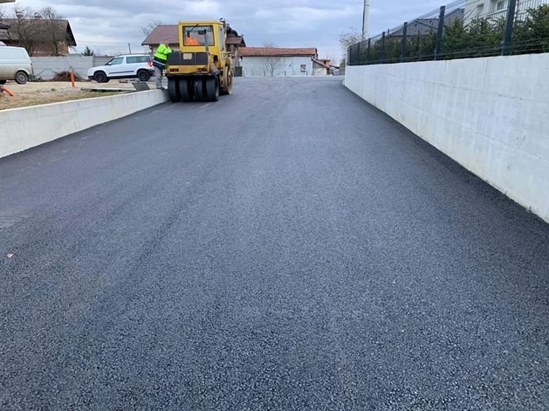 Asfaltiran odvojak u Maloj Jazbini