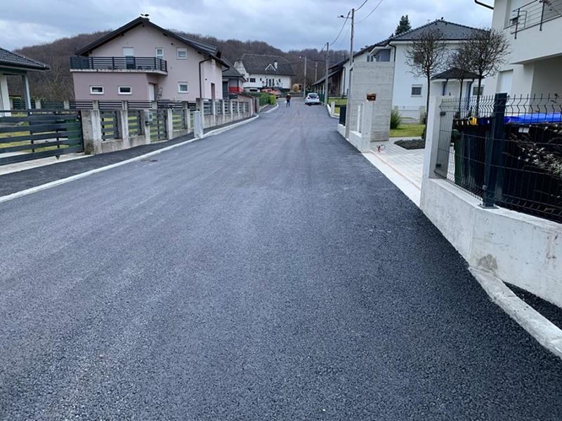 Asfaltiran odvojak u Maloj Jazbini