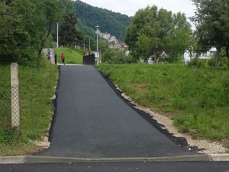 Asfaltirana pješačka staza u Mlinskoj ulici