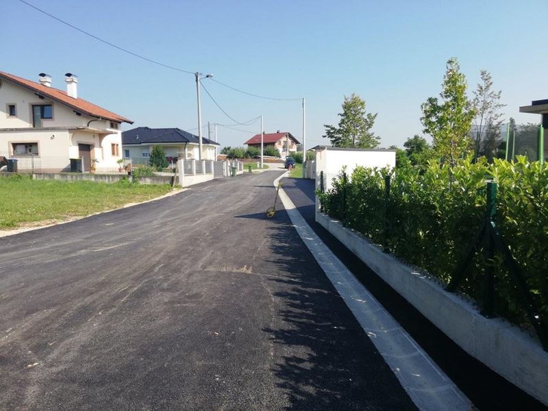 Asfaltiran odvojak Obrtničke ulice u Podvrhu