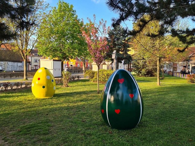 Postavljene pisanice na Trg Matice hrvatske