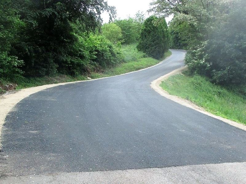 Asfaltirana prometnica u Podgrađu Podokićkom