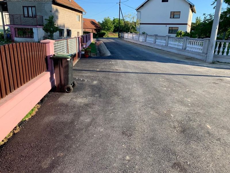 Asfaltiran odvojak Štulci u Drežniku Podokićkom