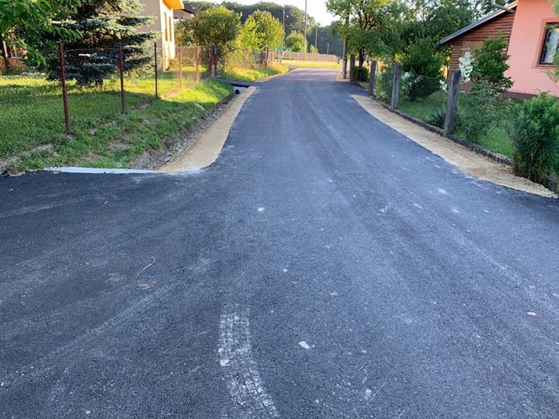 Asfaltiran odvojak Štulci u Drežniku Podokićkom