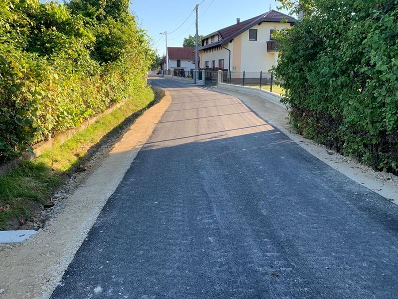 Asfaltiran odvojak Štulci u Drežniku Podokićkom