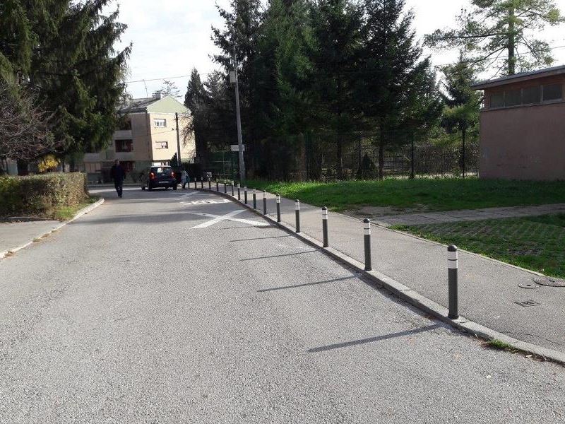 Postavljeni stupići ispred OŠ Milana Langa u Bregani